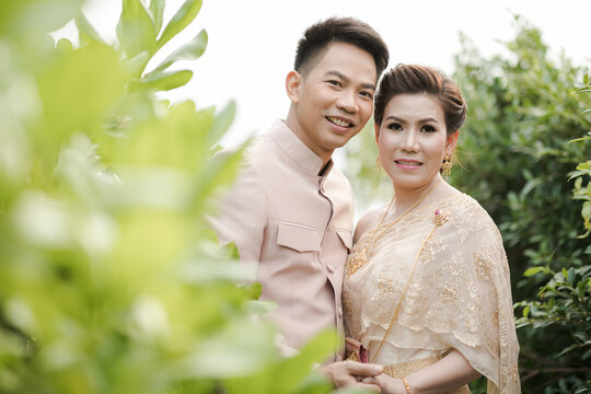 Pre wedding photo of Thai Couple in a pavillion