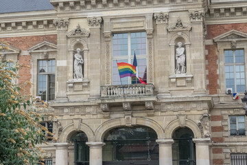 Fototapeta na wymiar Drapeau lgbt sur le fronton de la mairie du 19eme arrondissement