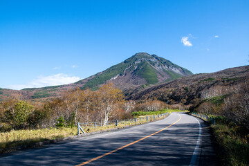 秋の知床　紅葉の知床横断道路と羅臼岳（北海道・斜里町）