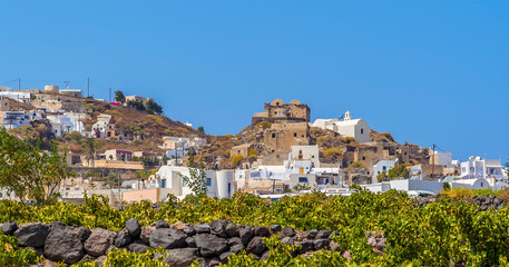 Obraz premium A view towards the settlement of Akortiri in Santorini in summertime