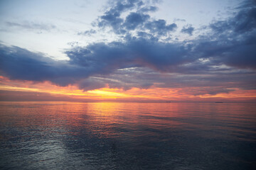 Obraz premium Sunset on the sea, ships standing on the horizon.