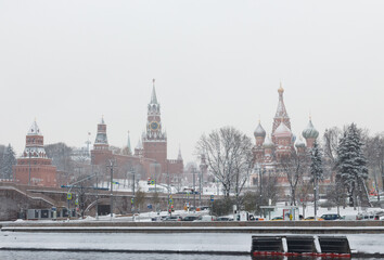 Obraz premium Moscow, Russia. St' Basil's catherdral, The Kremlin wall and towers. Trees in Zaryadye park. Snow weather