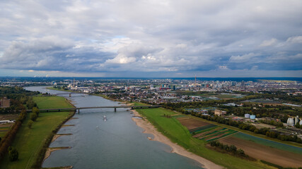 Der Rhein und die Innenstadt von D&uuml;sseldorf an einem bedeckten Tag - Drohnenperspektive Architekturfotografie