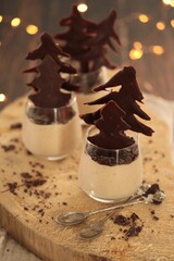 mousse de marron, sapins en chocolat