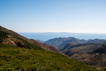 秋の知床　知床峠から見た国後島（北方領土）（北海道・羅臼町）