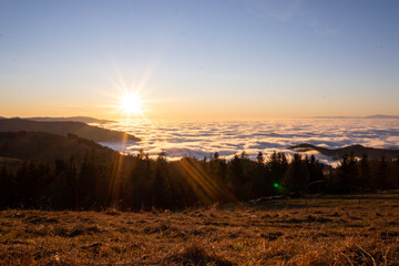 Schauinsland Sonnenuntergang über einer Wolkendecke  im Schwarzwald