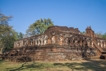 Ruins of the ancient Buddhist temple Wat Chang Rob in the historical park of Kampaeng Phet city. Thailand