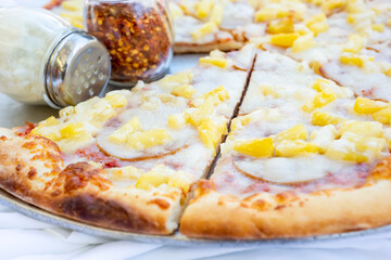 A view of a Hawaiian style pizza pie.