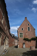 Le célèbre Grand Béguinage de Louvain en Belgique avec ses rues anciennes bordées de magnifiques maisons flamandes anciennes en briques