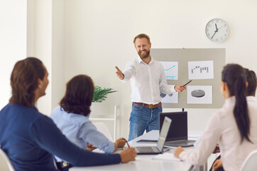 Obraz premium Businessman speaker or company owner making presentation and asking audience to answer