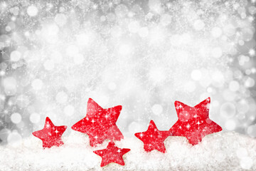  Rote Sterne auf verschneitem Bokeh Hintergrund