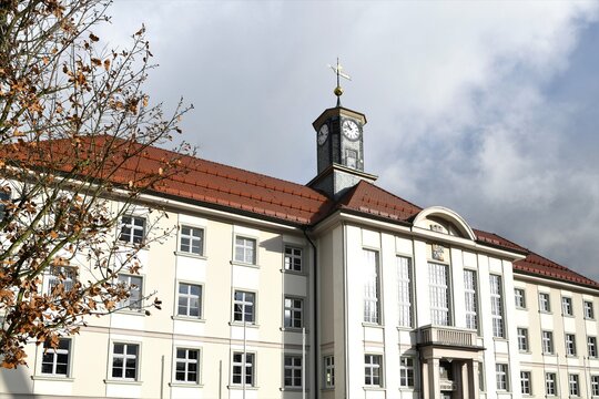 Das schöne  Rathaus von  Zella Mehlis in Thüringen - Erbaut in sachlich reduziertem Stil des Historismus. Fertigstellung 1925