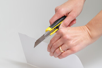 Tagliare carta con cutter