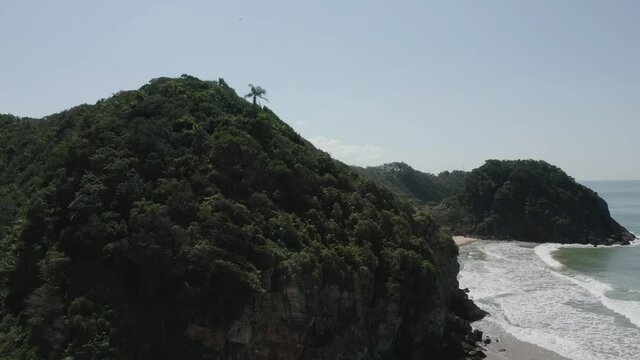 Imagens aéreas do Canto do Morcego na Praia Brava em Itajaí, Santa Catarina, Brasil. 4k. 