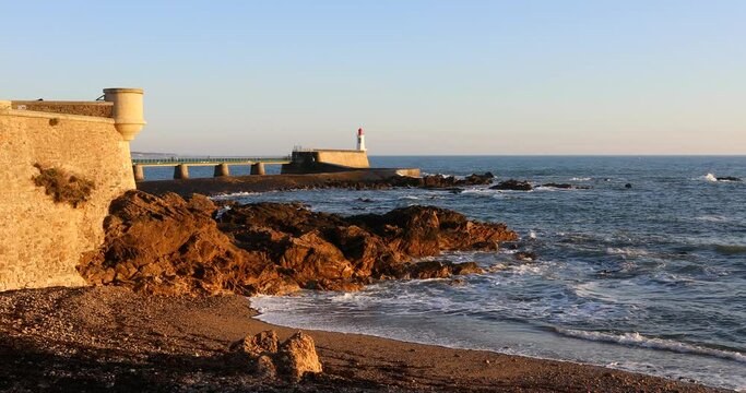 Paysage c&ocirc;tier avec le brise-lames de la grande jet&eacute;e aux Sables d'Olonne (Vend&eacute;e, France)
