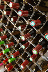 Gros plan sur des bouteilles de vins rangées dans un casier