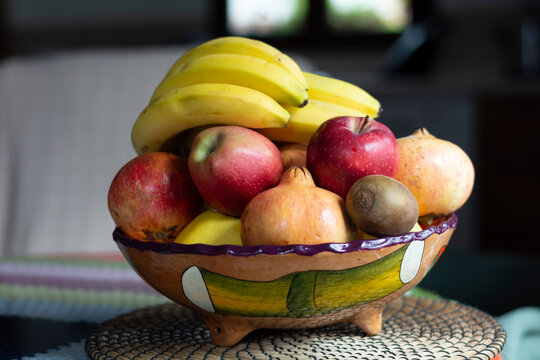 frutero con frutas del tiempo de oto&ntilde;o