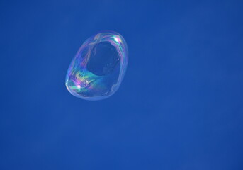 Seifenblasen vor einem blauen Himmel