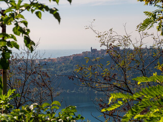 Immagini del lago di Nemi, in lontananza si nota la città di Genzano di Roma.