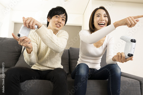 最新ビデオゲームを楽しむカップル 恋人同士でゲームを楽しむ姿 ゲーム機に夢中になる夫婦 Wall Mural Hirota 最新ビデオゲームを楽しむカップル 恋人同士でゲームを楽しむ姿 ゲーム機に夢中になる夫婦 Wall Mural Hirota