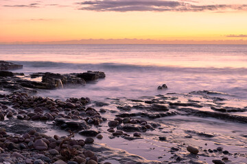 Obraz premium Sunrise on the rocky beach