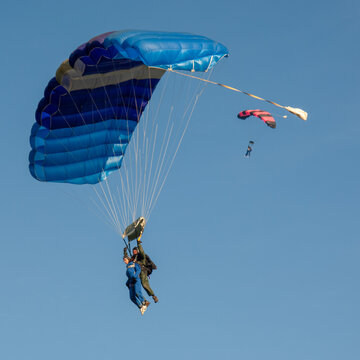 Tandem parachute jump