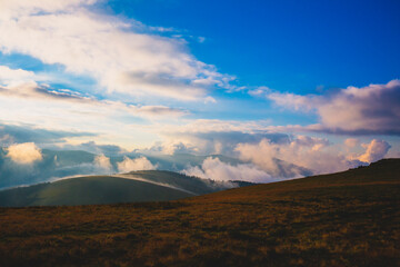 sea ​​of ​​clouds and mountains in autumn