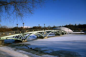 Fototapeta premium View of the bridge over the pond in Tsaritsyno park in Moscow. Popular landmark.