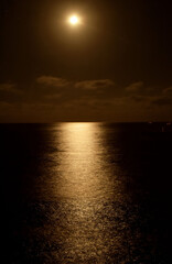 Luna che si riflette sul mare a Monterosso