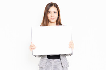 Fototapeta premium 大きいスケッチブックを持つ若いビジネスウーマン