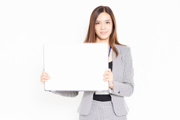 Naklejka premium 大きいスケッチブックを持つ若いビジネスウーマン
