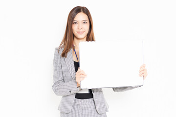 Naklejka premium 大きいスケッチブックを持つ若いビジネスウーマン