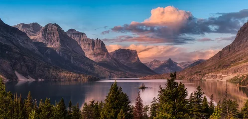 Zelfklevend Fotobehang Beautiful Panoramic View of a Glacier Lake with American Rocky Mountain Landscape in the background. Dramatic Colorful Sunrise Sky. Taken in Glacier National Park, Montana, United States. © edb3_16