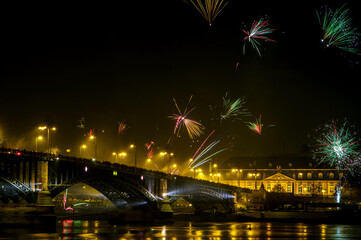 Fototapeta na wymiar New Year's Celebration Fireworks Over the Bridge, Silvester in Wiesbaden und Mainz