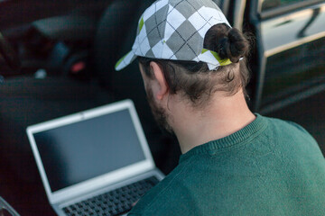 Roadside assistance.-An electrician is trying to detect a car malfunction