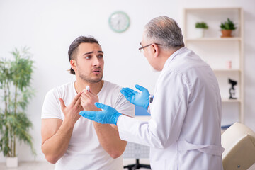 Obraz premium Young man visiting experienced doctor dermatologist