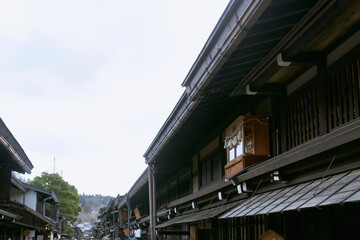 二階に神棚が在る古い町並みの／飛騨高山（岐阜県高山市）