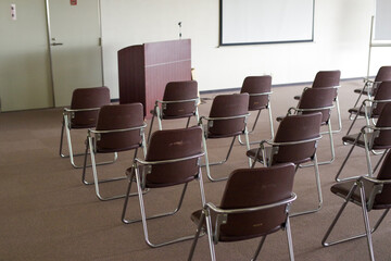 たくさんの椅子が並んだセミナールーム