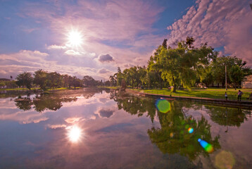 paisaje soleado, atardecer, lago, agua, mar, arboles, naturaleza, gran angular, cielo, nubes, sol