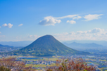 讃岐富士(飯野山)と町並み(香川県丸亀市、坂出市)