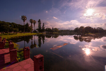paisaje soleado atardecer lago agua mar arboles naturaleza gran angular