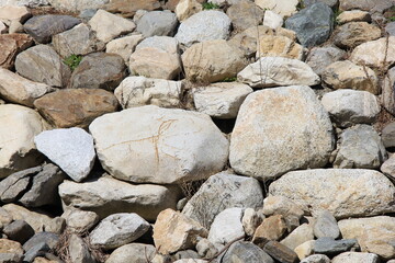 形と色が様々な石