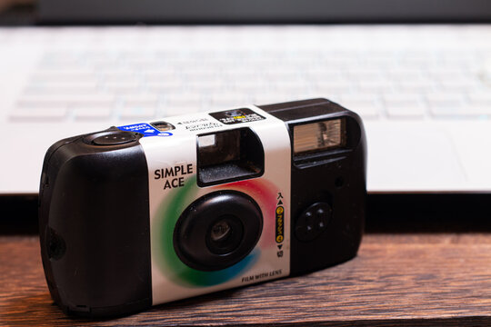 FUJICOLOR 写ルンです 富士フイルムの使い捨てカメラ。FUJIFILM フジカラーレンズ付フィルム 写ルンです スタンダードタイプ シンプルエース 27枚撮り