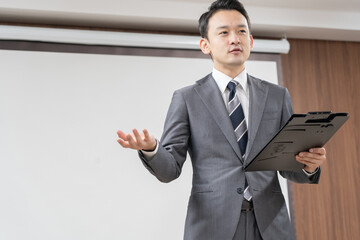 アジア人　ビジネスシーン　室内