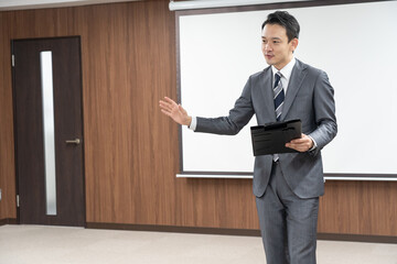 アジア人　ビジネスシーン　室内
