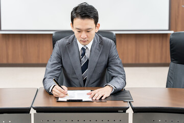 アジア人　ビジネスシーン　室内