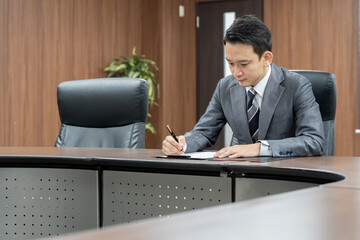 アジア人　ビジネスシーン　室内