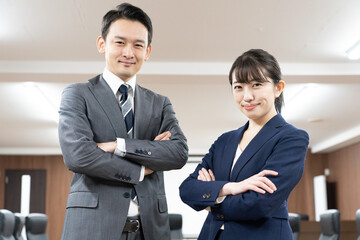 アジア人　ビジネスシーン　室内
