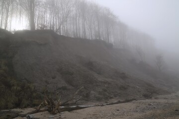 Steilküste im Nebel im Winter