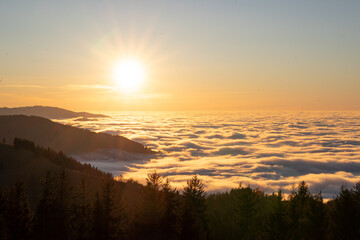 Sonnenuntergang Wolkendecke Gipfel  Schwarzwald